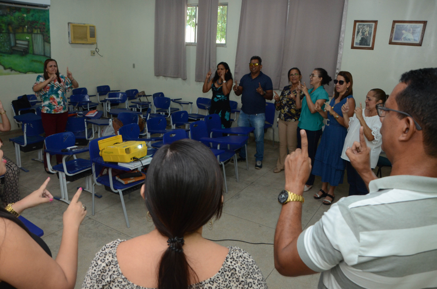 USE 09 promove curso de Libras SEDUC Secretaria de Estado de Educação