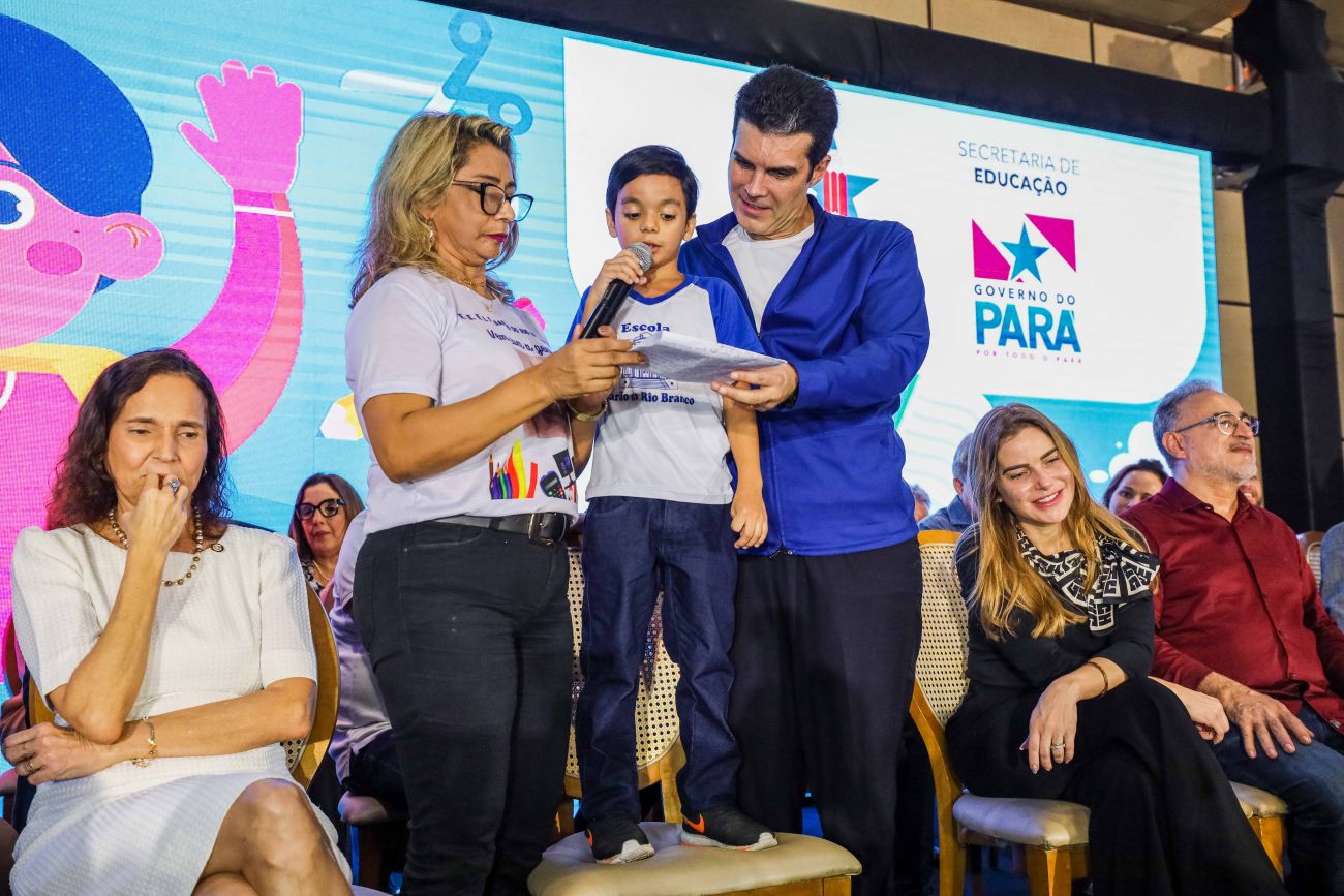 O pequeno Arthur Miguel, de 8 anos, aluno da Escola Estadual de Ensino Fundamental Barão do Rio Claro, leu carta ao lado do governador (Foto: Marco Santos / Ag. Pará)