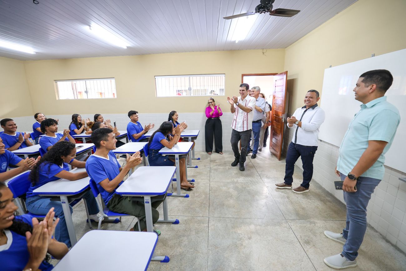 Governador Helder Barbalho em uma das salas da nova escola no Marajó - Foto: Marco Santos / Ag. Pará