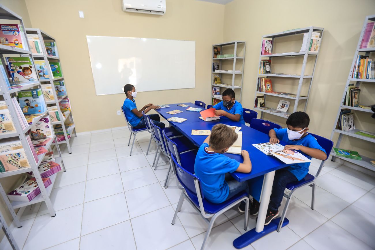 Alunos na biblioteca da Escola Estadual Maria Estelita Barbosa da Silva: governo intensifica investimentos na educação (Foto: Jader Paes / Agência Pará)