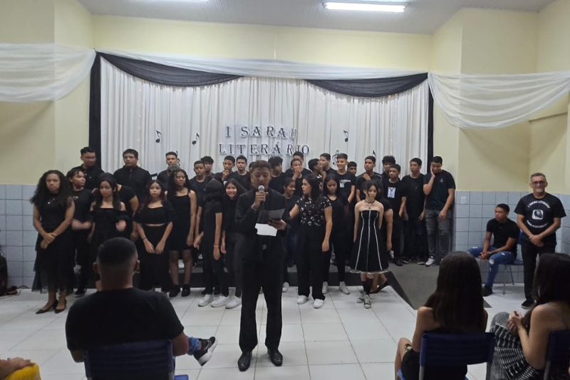 Foto: Estudantes participam de Sarau em homenagem ao cantor Djavan