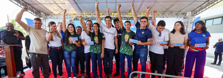 Foto: Governo do Estado entrega cheques do Bora Estudar aos alunos de Oriximiná