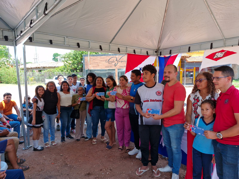 Foto: Alunos de Santa Bárbara recebem o segundo lote de cheques do Bora Estudar