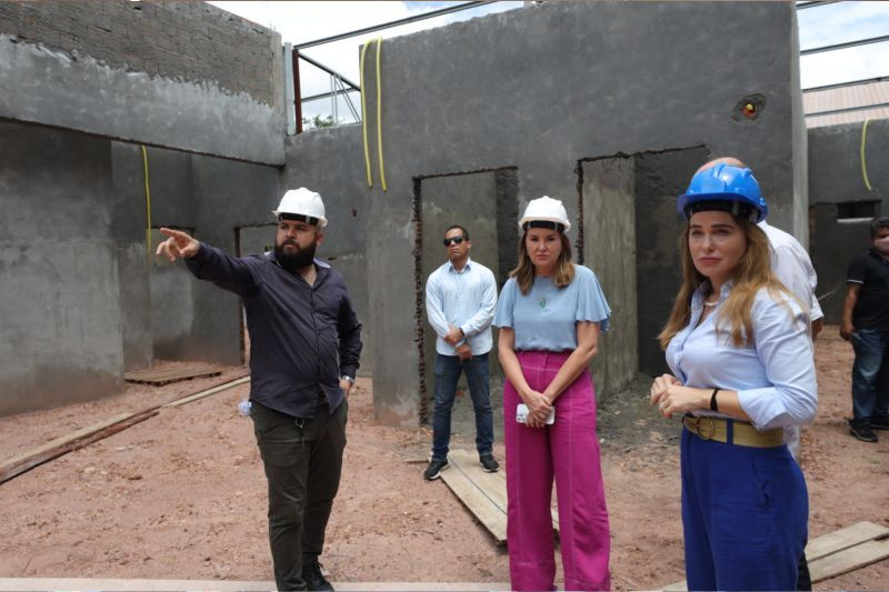 Foto: Vice-governadora e Secretário de Educação visitam obras da creche de Curuçambá