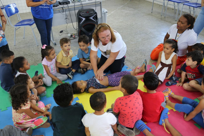 Foto: Crianças da Creche Orlando Bitar têm orientações de primeiros socorro