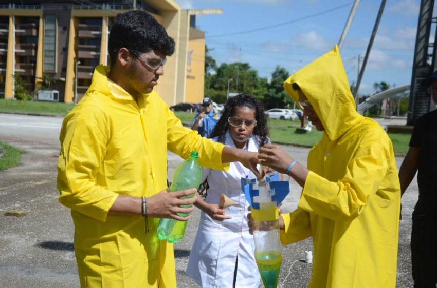 Foto: Estudantes da rede estadual participam de lançamento de foguetes com foco na Mostra Brasileira