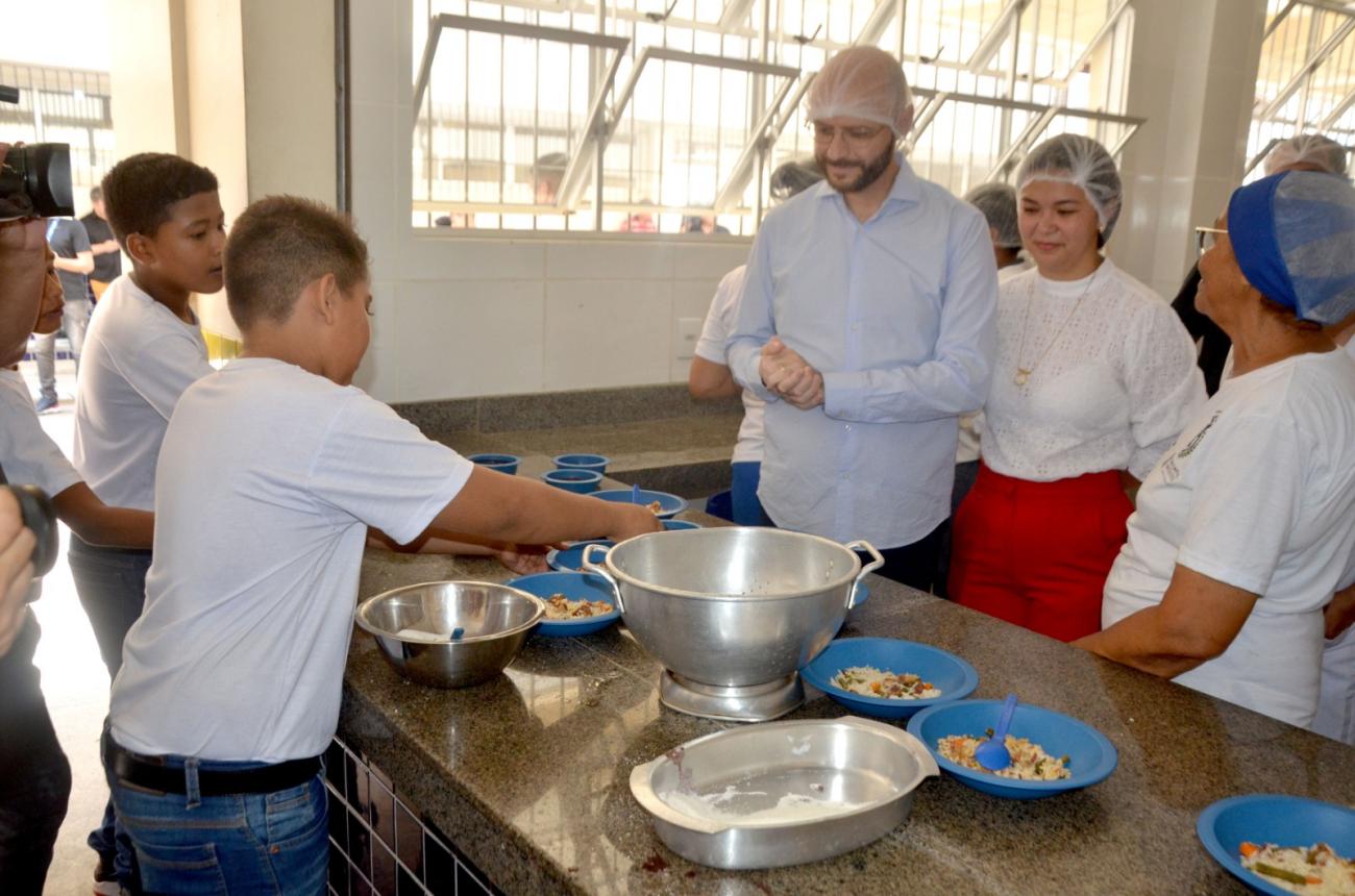 Secretário Rossieli Soares acompanha a novidade no cardápio das escolas públicas do Pará - Foto: Eliseu Dias / Ascom Seduc