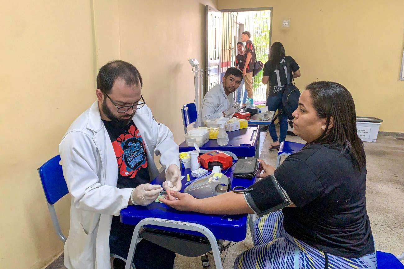 Professores, alunos e familiares participaram da coleta na Escola Temístocles de Araújo - Foto: Rafael Dias - Ascom / Hemopa