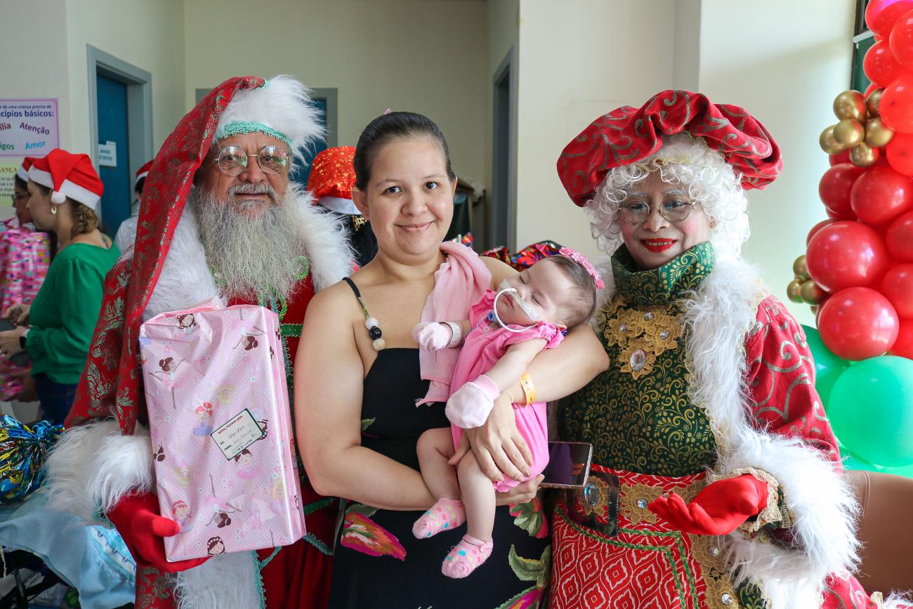 Primeiro natal de Ana Laura, no colo da mãe e tirando fotos com Papai Noel - Foto: Divulgação