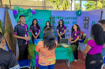 Notícia: No Marajó, alunos transformam caroço de açaí e mandioca em plástico biodegradável